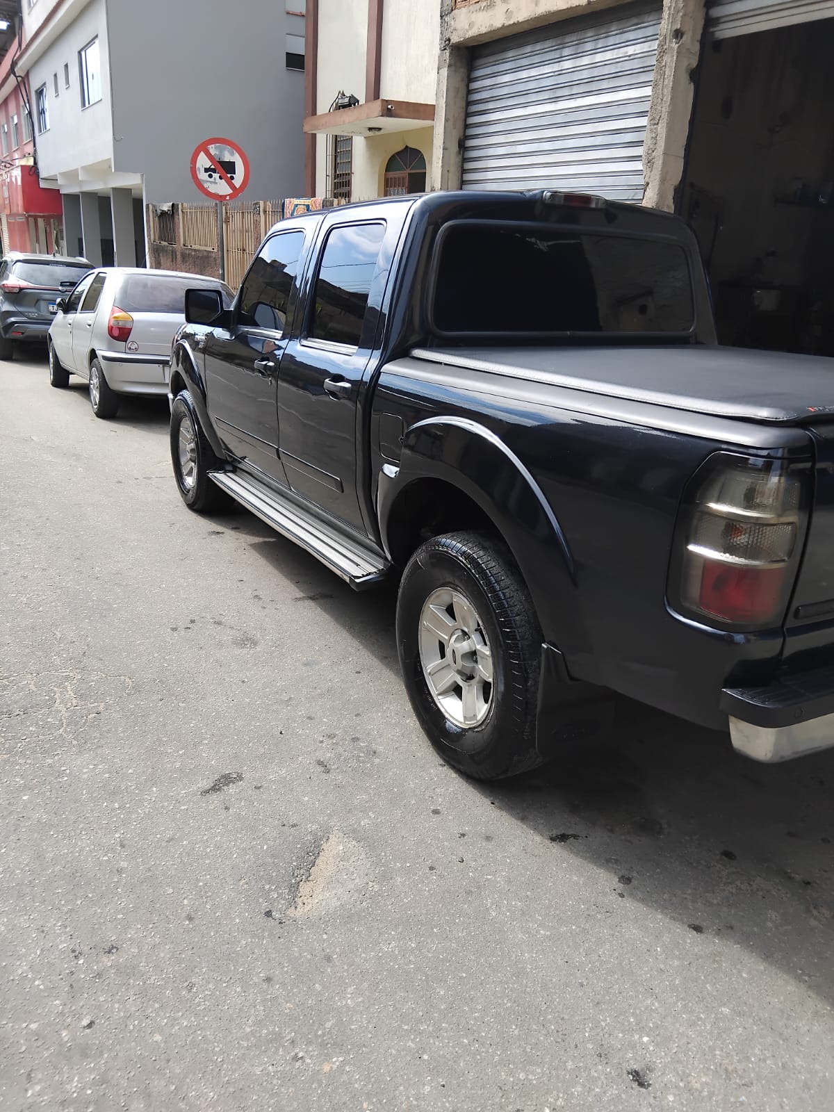 Caminhonete preta brilhando após lavagem no Marco Lava Car no Jardim América